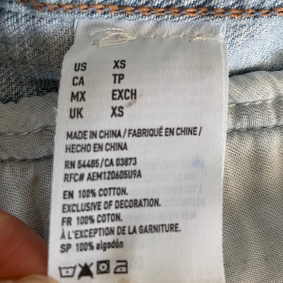 🏷️ 🌸 2/$20 or 3/$24 - AE Distressed Denim Vest - Picture 5 of 9